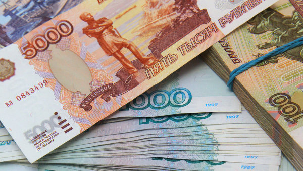 В кассе банка гражданин Молдовы предъявил целую пачку купюр по 500 рублей.   Фото: capital.ua