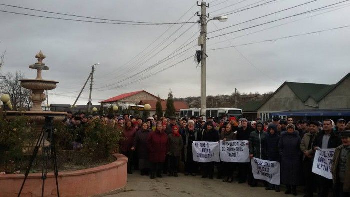 Протест в Пухой: Местные жители требуют открытия регулярных рейсов в столицу. Фото: Facebook