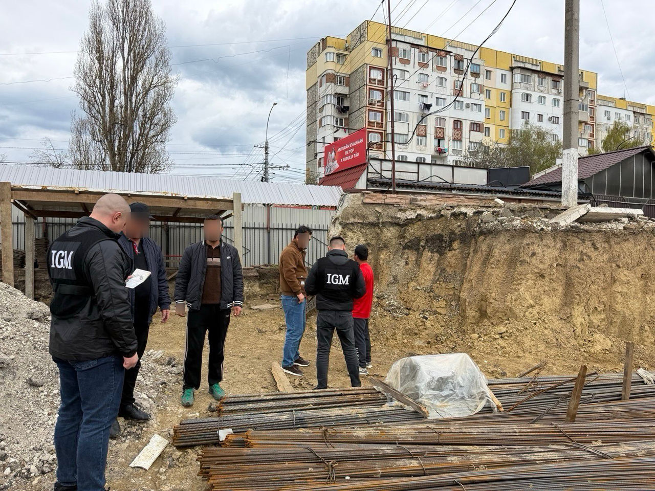 Patru cetățeni din Tadjikistan fără acte, reținuți pe un șantier la Bălți.