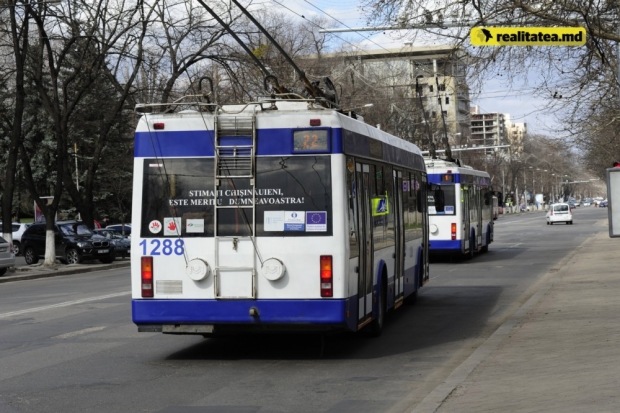 Peste 130 de troleibuze din Chişinău au depăşit vârsta de 25 de ani, de aceea, dacă s-ar defecta vreunul dintre ele chiar la mijlocul traseului, nu ar fi o noutate.