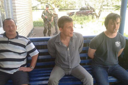 Журналистов LifeNews Марата Сайченко и Олега Сидякина украинские силовики задержали в Краматорске 18 мая. Изображение: Twitter @barabanch