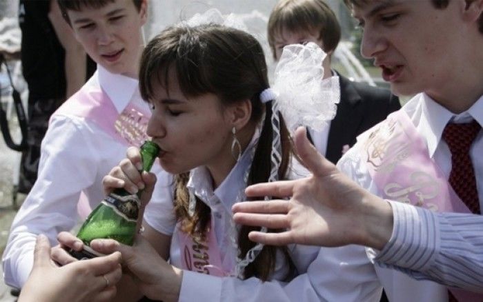 Tinerii ar putea avea dreptul să cumpere alcool doar după ce vor împlini 21 de ani. Foto: ziarelife 