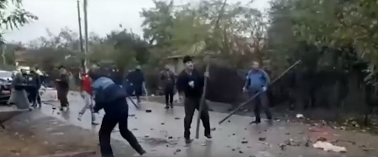 В Румынии ожесточенная потасовка двух семей попала на видео.