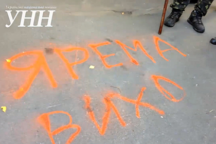 Во время установки мусорного бака между пикетирующими здание ГПУ и сотрудниками милиции произошла небольшая стычка.
