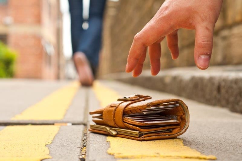 Un bărbat a predat polițiștilor 116.000 de lei, găsiți pe stradă. 