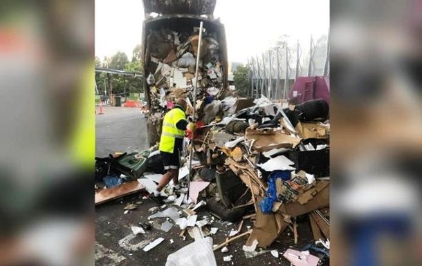 Молодожены перебрали 30 тонн мусора, чтобы найти обручальные кольца.