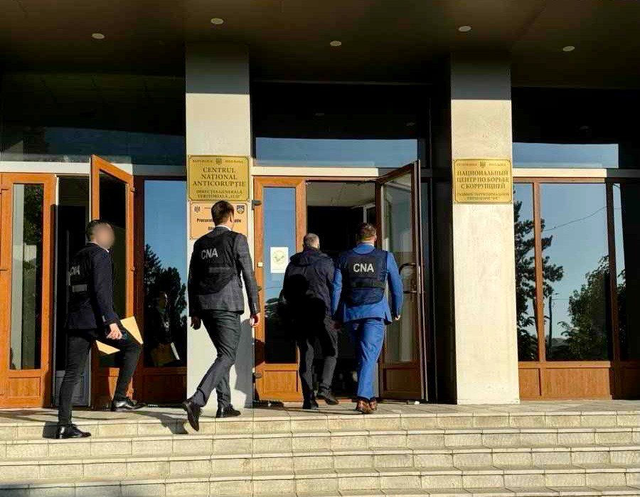 На юге Молдовы двух таможенников подозревают в получении взяток.