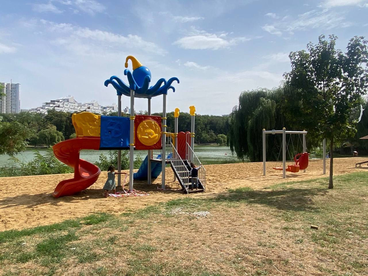 Noi spații de joacă au fost amenajate în Parcul Valea Trandafirilor.