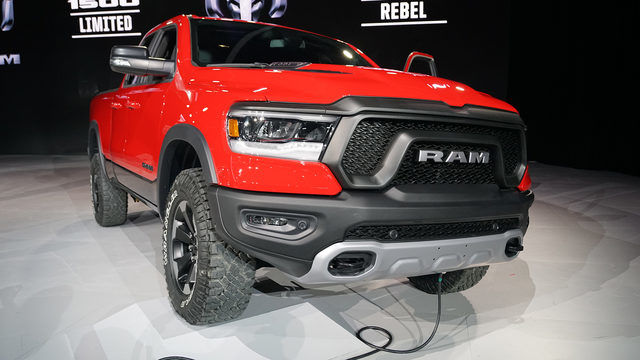 Fiat Chrysler отзывает около 882 тыс. автомобилей по всему миру из-за проблем с рулевым управлением и тормозами.