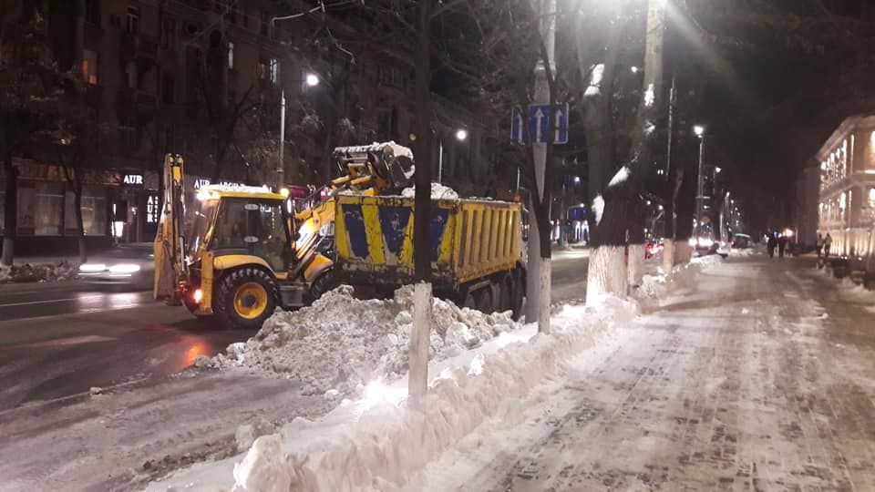 Столичные власти ночью продолжили очистку обочин дорог от снега.