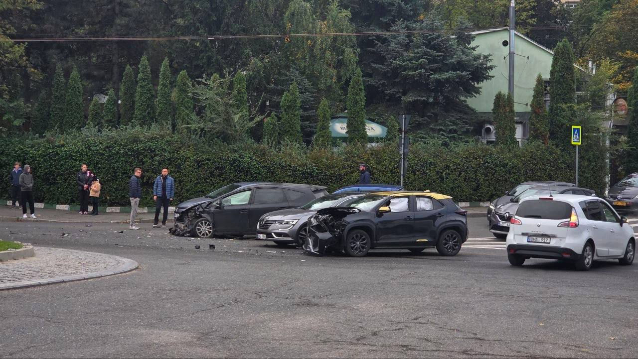 В Кишиневе произошло ДТП на пересечении улиц Руссо и Садовяну.
