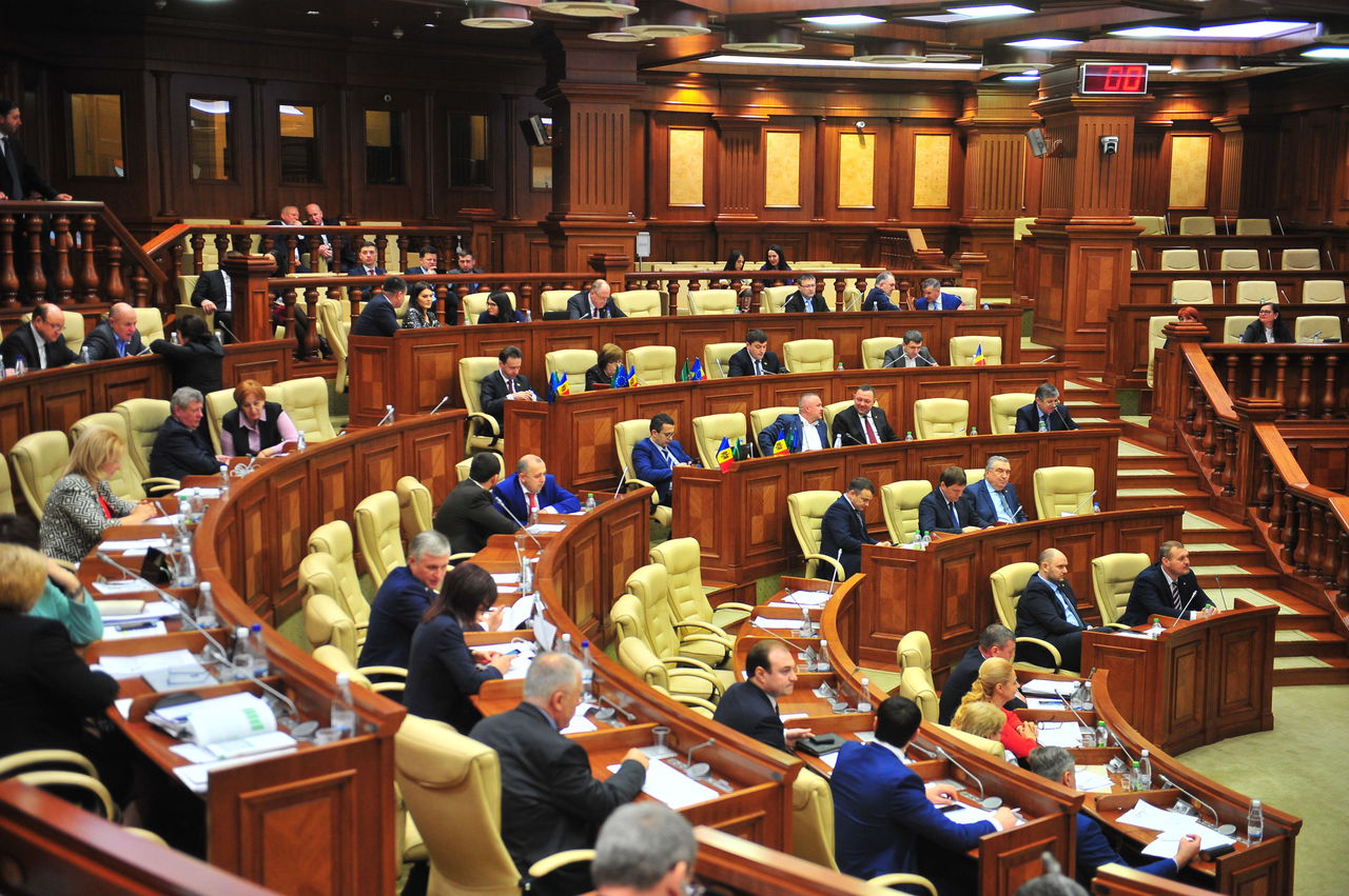 Парламент создал рабочую группу по разработке закона о постоянном нейтралитете по предложению Партии коммунистов, в 2015 году