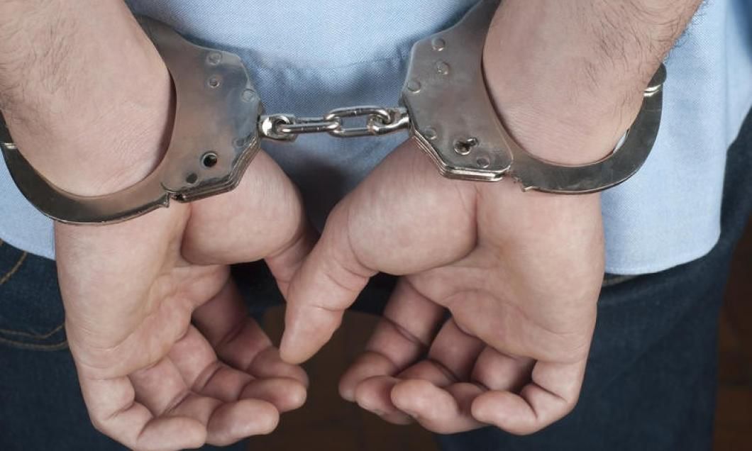 Bărbat reținut pentru relaţii sexuale cu fiica vitregă