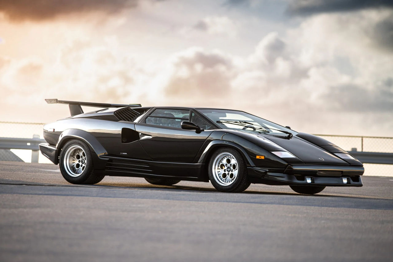 На аукционе в США продали культовый суперкар Lamborghini.