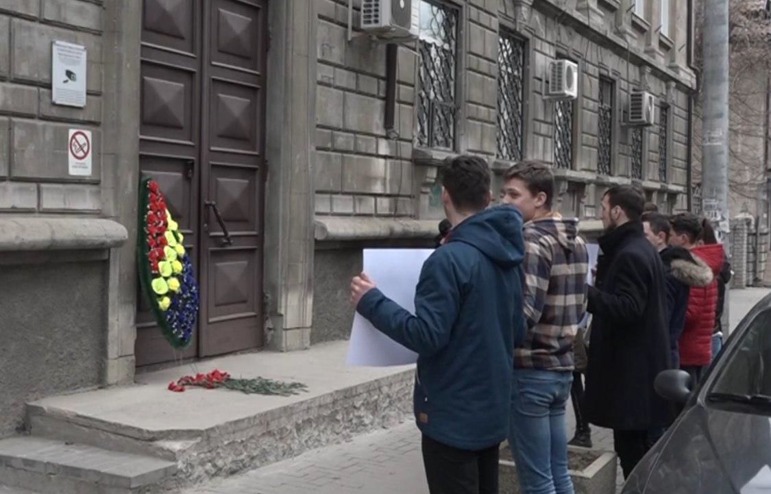 Представители молодежного движения «Наследники Штефана» провели вчера протест перед зданием ЦИК.