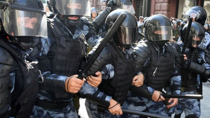 в результате "непропорционального" применения силы тысячи протестующих были искалечены.