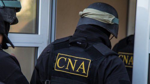 Reținere CNA: A aruncat 10.000 lei sub biroul inspectorului fiscal
