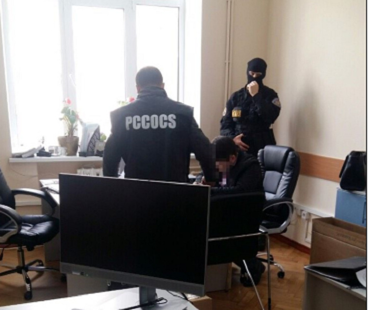 Продолжаются обыски по делу о зараженной рыбе.