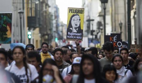 Mii de persoane protestează împotriva graţierii lui Fujimori.
