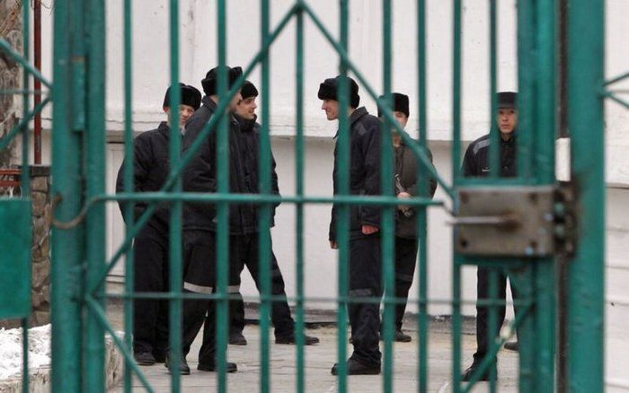 Сотрудники исправительного учреждения пресекли очередную попытку передачи алкоголя и телефонов заключенным тюрьмы № 4 в Крикова.