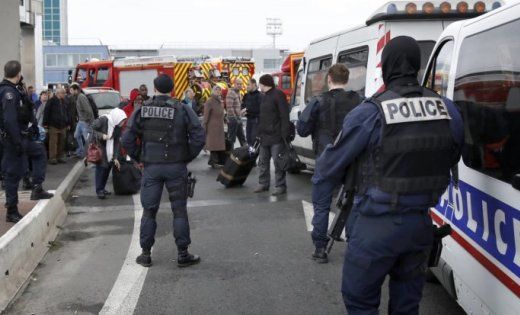 В парижском аэропорту вор влез в чемодан, чтобы обворовать пассажиров.