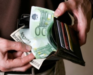 Cursul oficial al monedei naționale arată că euro s-a ieftinit cu 12 bani și este tranzacționat astăzi pentru 17,72 de lei.