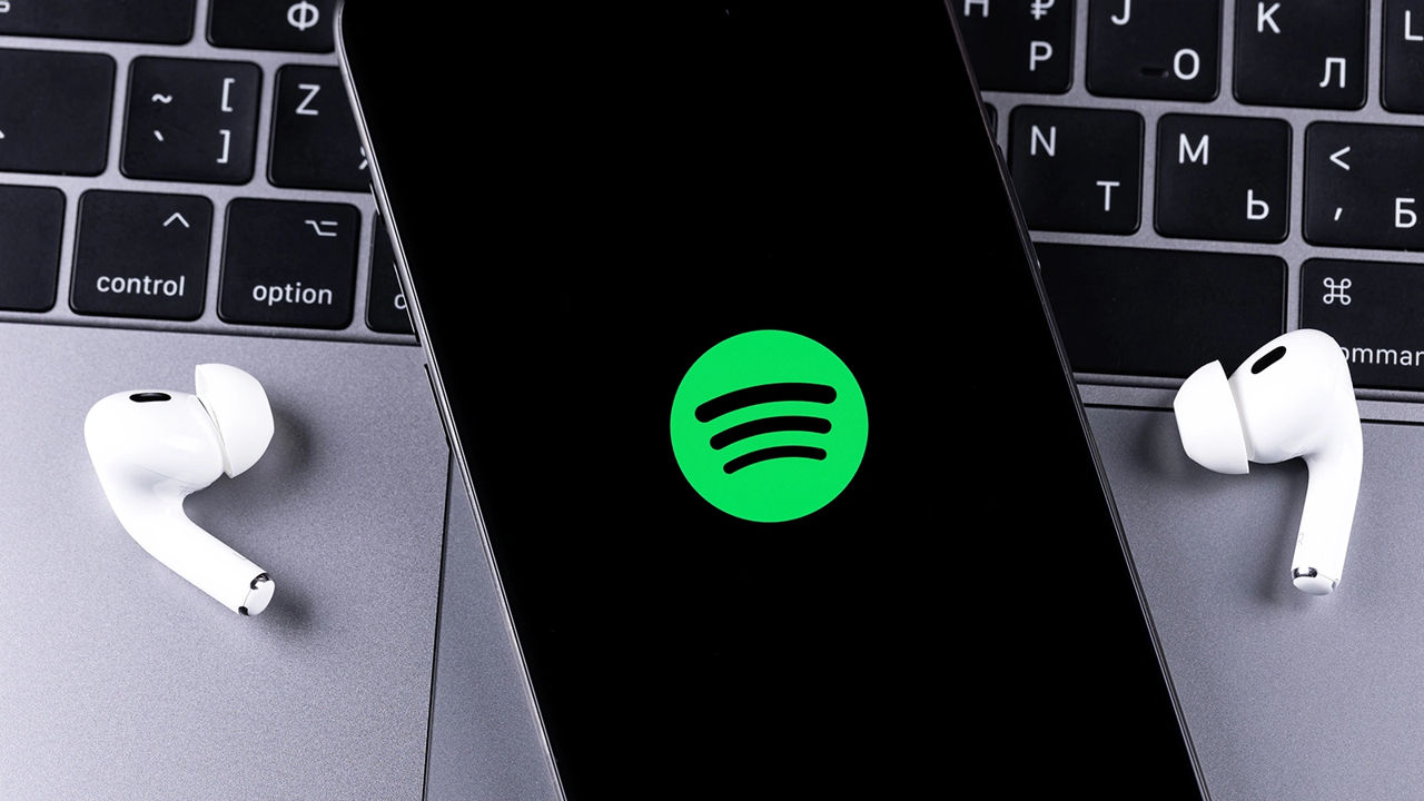 Spotify удалил 50 млн ИИ-треков из рекомендаций.