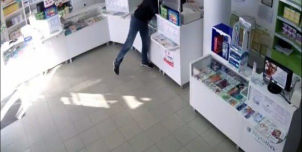 Individul solicita scutece, iar când farmacistul mergea în depozit, acesta fura toţi banii din aparatul de casă şi control. Foto: diez.md
