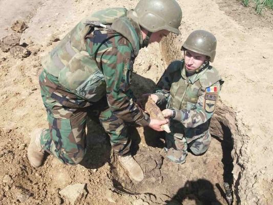 Саперы обезвредили около сотни боеприпасов.