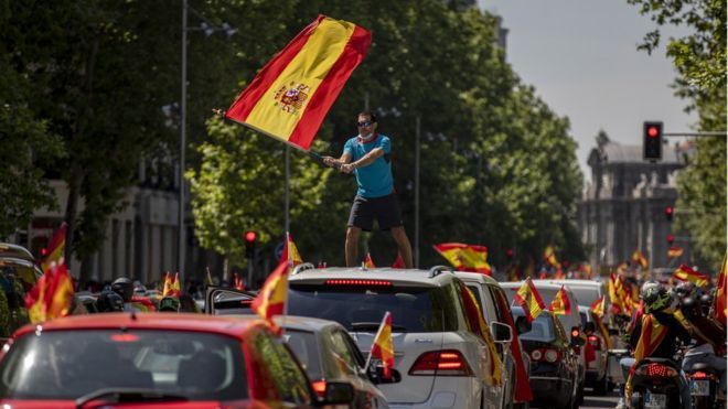 В Мадриде проходит протест на машинах против мер властей Испании по сдерживанию пандемии.