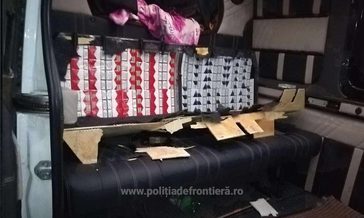 Сигареты марок Kent и Marlboro с акцизами РМ были спрятаны в боковых стенах, полу, потолке, сидениях и двери микроавтобуса. Фото: politiadefrontiera.ro.
