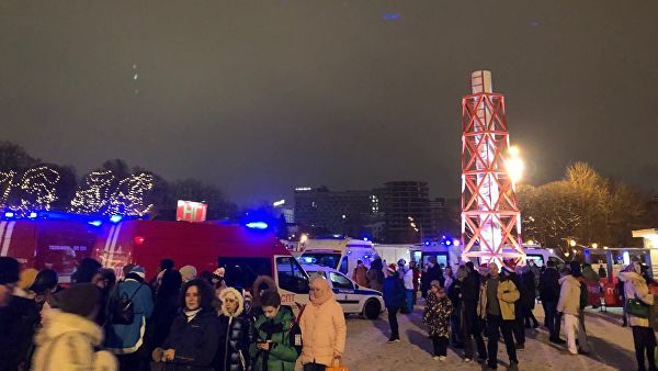Следователи начали проверку после обрушения моста в Парке Горького.