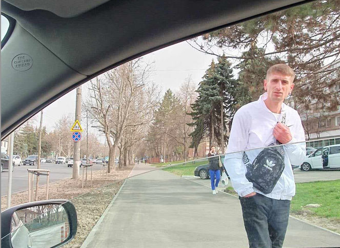 Иностранному гражданину, пристававшему к школьницам, продлили арест.