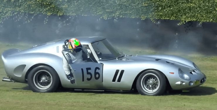Легендарный Ferrari за $70 миллионов загорелся на автошоу.