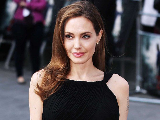 Angelina Jolie se recăsătorește. 
