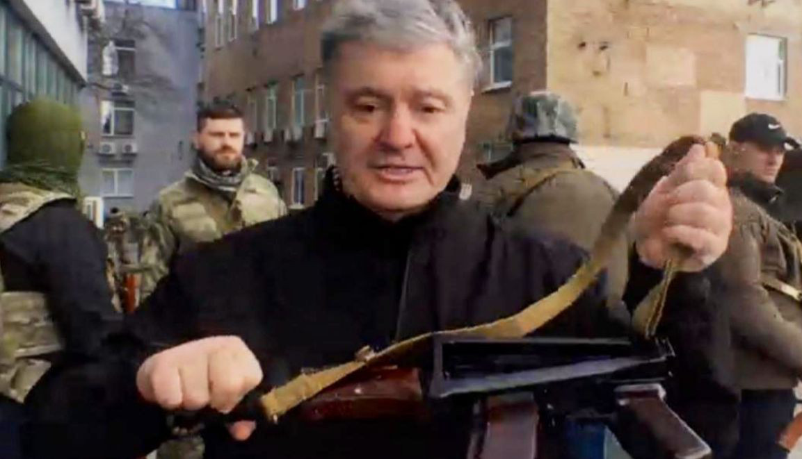 Порошенко появился в эфире телеканала CNN с автоматом Калашникова.