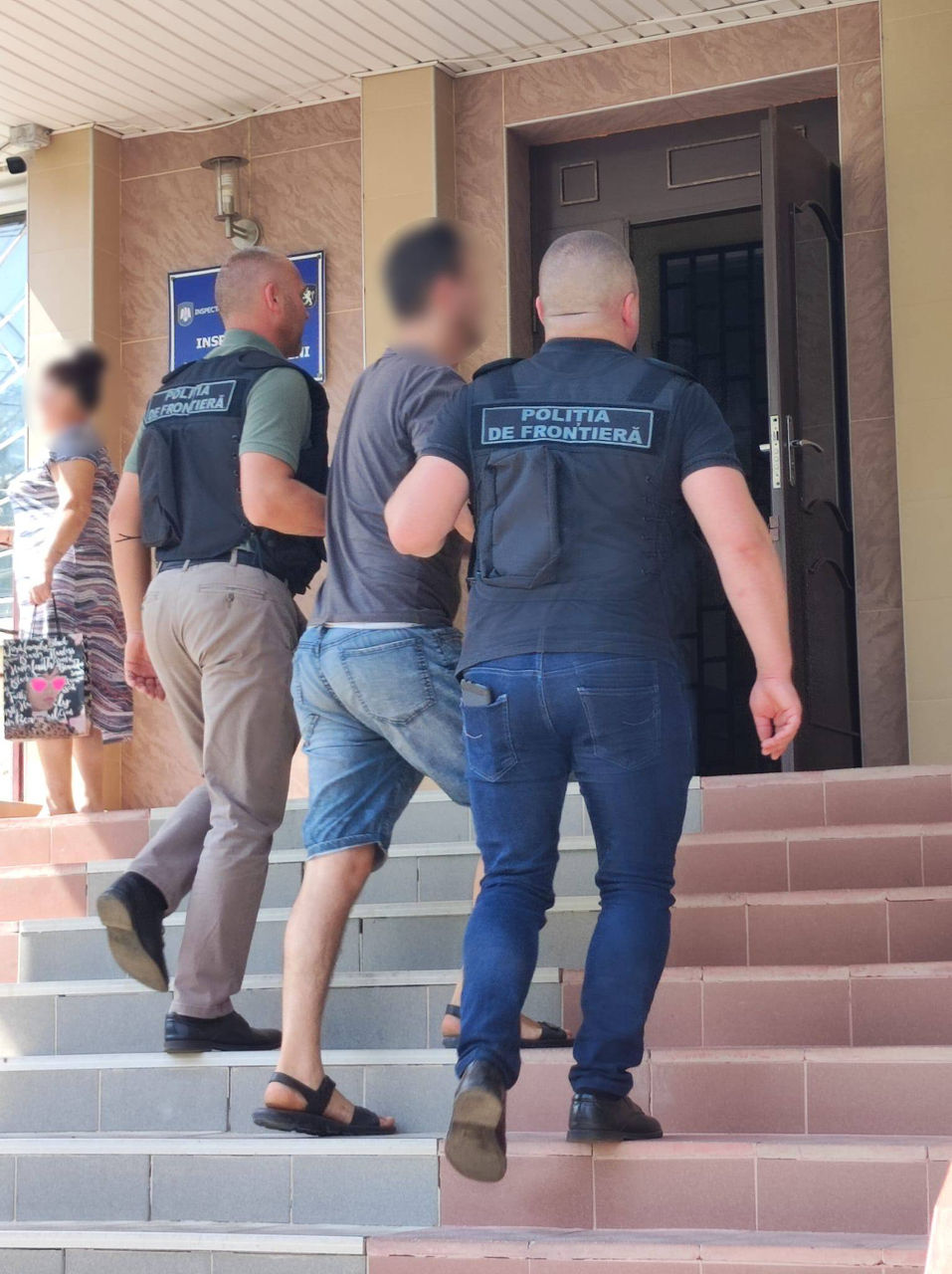 Двое подозреваемых в организации нелегальной миграции задержаны на 72 часа.
