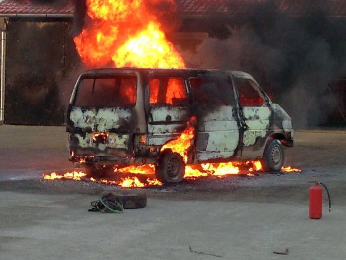 Un microbuz cu 9 pasageri la bord s-a aprins în mers şi a ars complet. Foto: unimedia.info