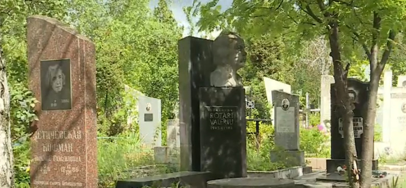 Радоница может привести к новому взрыву случаев заражения COVID-19.