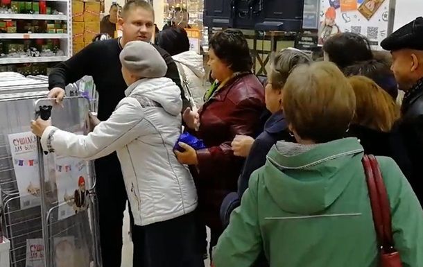 Посетители магазина устроили давку за сушилки по акции.