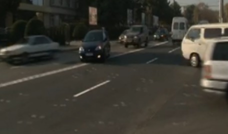Bulversaţi de marcajul rutier trasat la intersecţia străzilor Grenoble şi Petru Ungureanu din sectorul Botanica al capitalei.