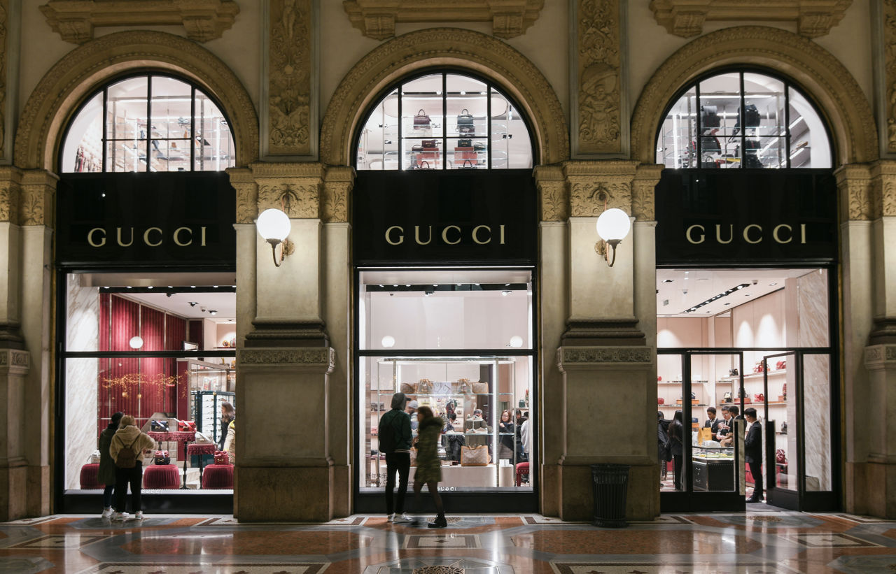 В бутиках Gucci будут принимать к оплате криптовалюты.