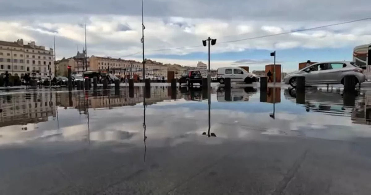 Ливень, обрушившийся на Марсель, затопил несколько районов города.