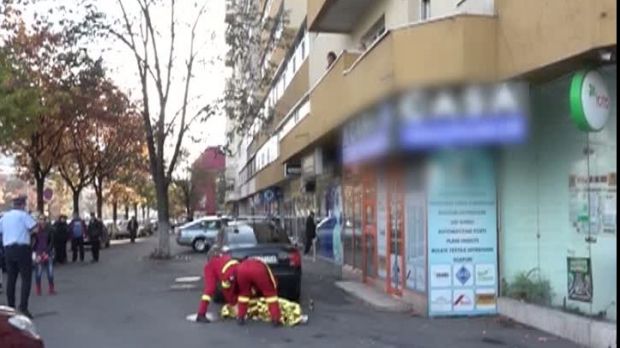 Tragic. O bătrână a căzut de la etajul 9 în timp ce spăla geamurile