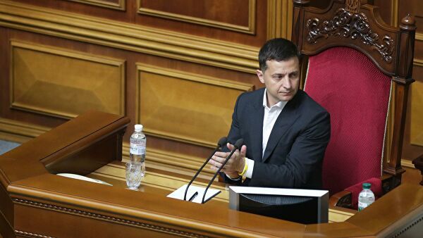 Зеленский призвал депутатов Рады меньше писать СМС и больше работать.