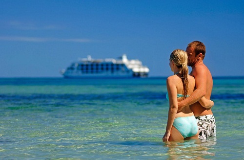 Maldivele reprezintă paradisul tropical al turiştilor, amplasat în mijlocul Oceanului Indian şi format din cel puţin 1.190 de insule de corali.