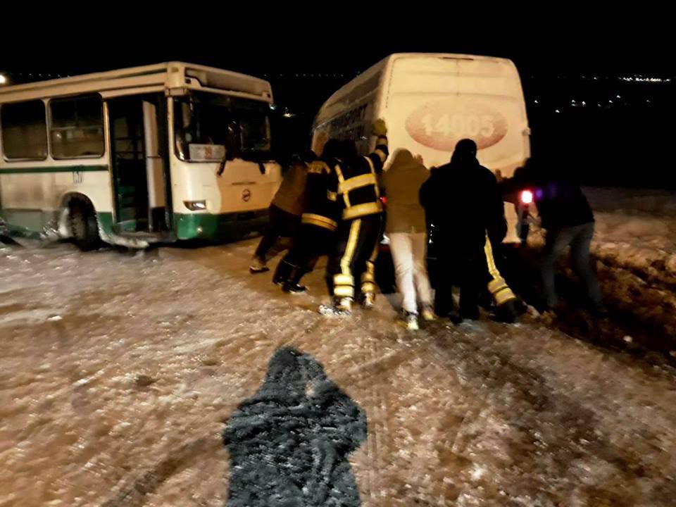 В течение последних 24 часов спасатели и пожарные провели 16 вмешательств по разблокировке и буксировке транспортных средств. Фото: facebook.com / Inspectoratul General pentru Situații de Urgență al MAI.