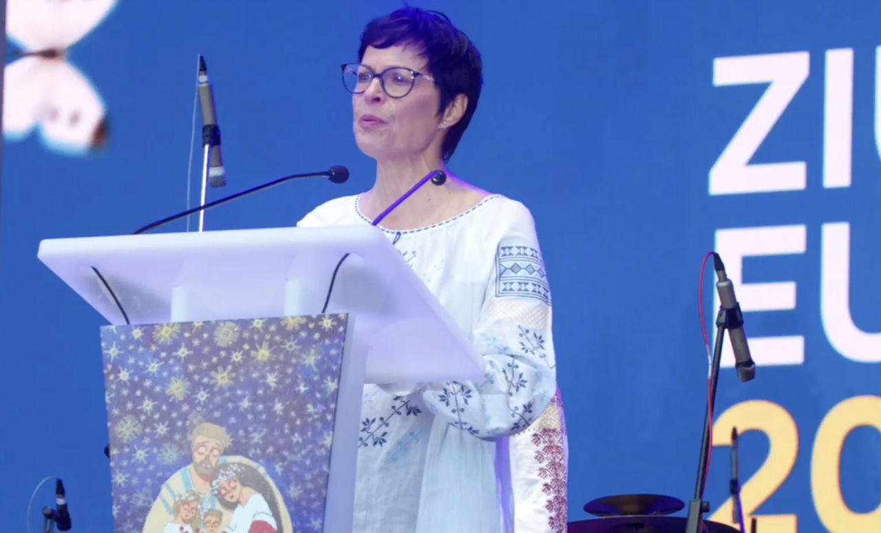 Марта Кос в национальной одежде и с речью на румынском поздравила Молдову с Днём Европы