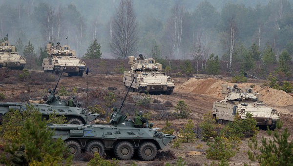 НАТО наращивает свои группировки в Польше, акваториях Черного и Балтийского морей, заявили в Генштабе РФ.