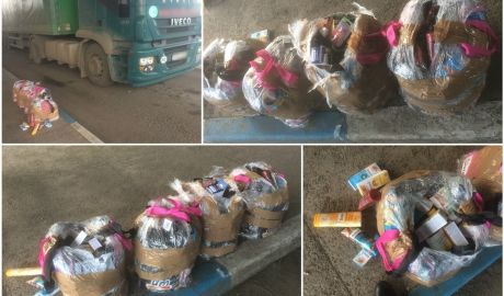 Produse cosmetice şi ţigarete nedeclarate, confiscate de vameşi. Foto: customs.gov.md
